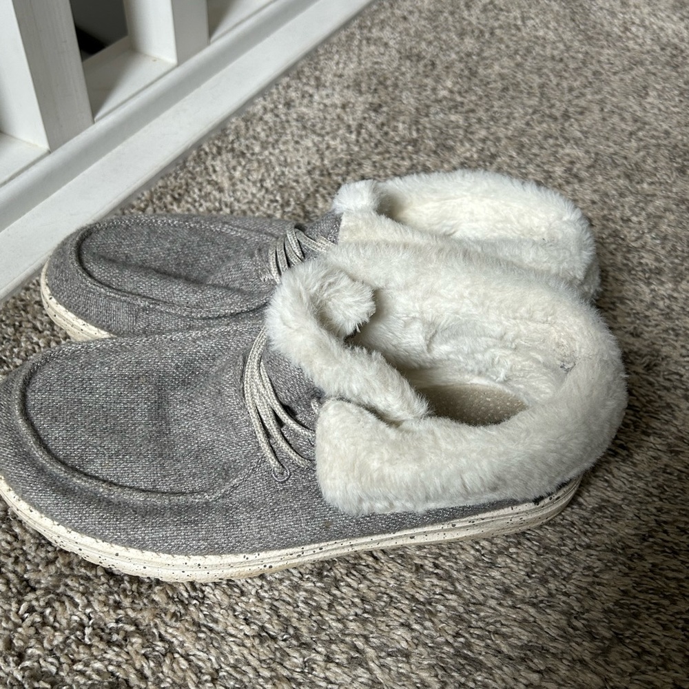 women’s fuzzy hey dudes size 9